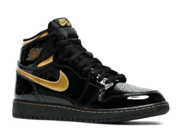 air-jordan-1-high-black-metallic-gold-1.webp AIR JORDAN 1 HIGH ‘BLACK METALLIC GOLD’